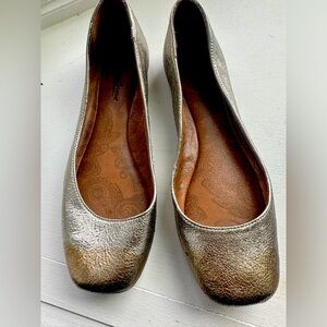 Lucky Brand gold metallic flats size 8.5